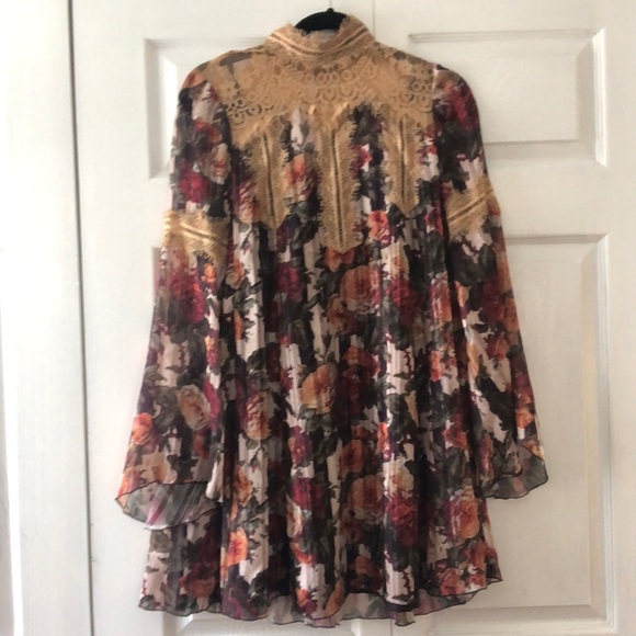 Anna Sui Resort 2018 High Neck Lace Floral Dress - Picture 2 of 9